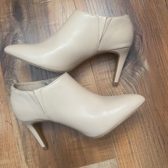 NWOT Kenneth Cole Reaction cream ankle booties - Picture 5 of 9